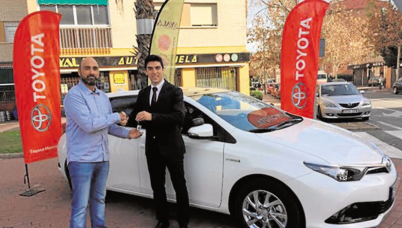 El concesionario Toyota Murcia entrega un vehículo híbrido a Autoescuela Ayala