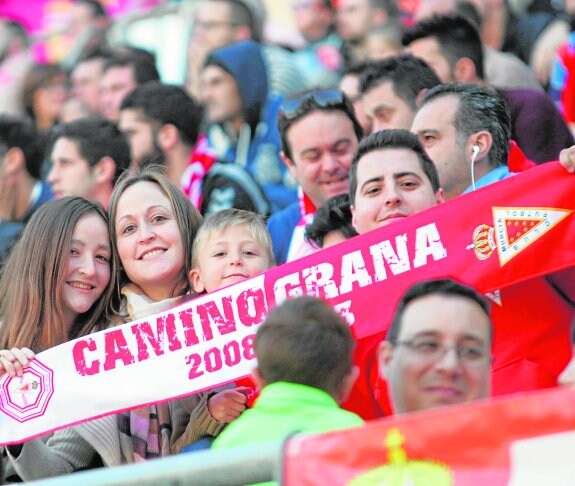 Una familia de aficionados del Real Murcia, el pasado domingo, en las gradas de la Nueva Condomina. 