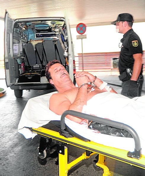 Santiago Correa, 'El Muñeco', llegando al hospital en agosto de 2013, tras ser detenido y recibir dos disparos en una pierna. 