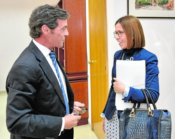 Antonio Sánchez-Solís y Ana Belén Castejón, poco antes de su reunión en la Delegación del Gobierno, en Murcia.