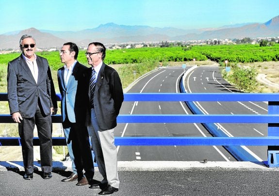 El diputado del PP Andrés Ayala, José Gabriel Ruiz (exconsejero de Presidencia) y José M. Sánchez (exalcalde de Santomera), en la protesta electoral de octubre de 2011 junto a la 'autovía del bancal'.