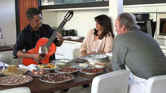 Alejandro Sanz deleita a Bertín Osborne y a su mujer.