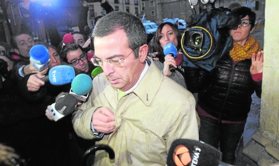 Fermín Guerrero, a primera hora de la mañana de ayer, a su llegada a la Audiencia de León. 