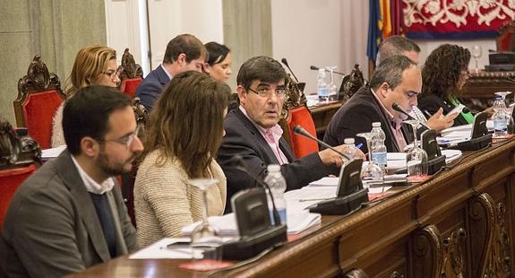 Francisco Aznar mira hacia el público, mientras escucha la moción de reprobación de Podemos, que no salió adelante. 