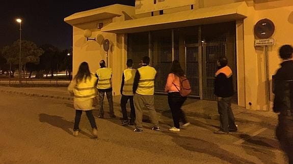 Una de las patrullas ciudadanas que recorrieron este jueves por la noche la diputación de La Aljorra. 