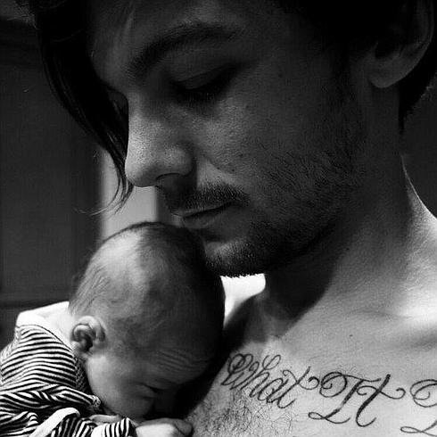 Louis Tomlinson, de One Direction, junto a su hijo.