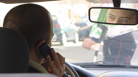 Un hombre conduce mientras habla por teléfono