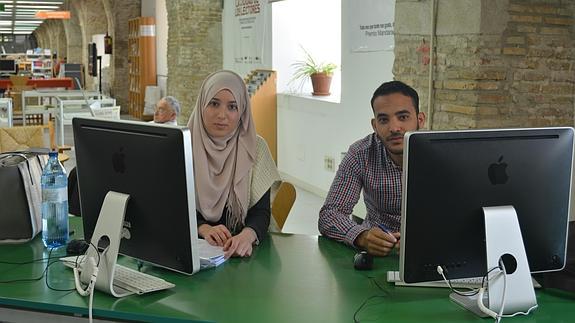 Dos alumnos de origen magrebí, en una biblioteca de la Politécnica, esta mañana.