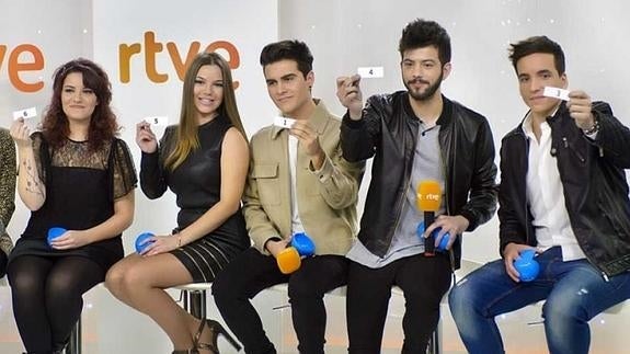Xuso Jones y el resto de candidatos para ir a Eurovisión muestran la papeleta que decide en que orden cantan.