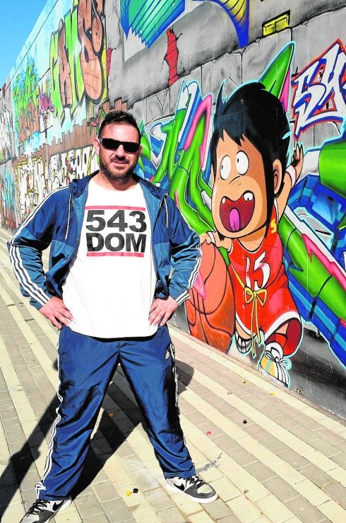Juanjo, del colectivo 543Dom, ante el muro del Fofó. 