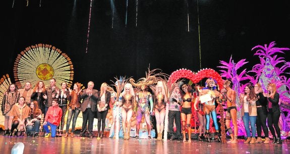 Los participantes del Concurso de Trajes de Papel, en la gala del pasado domingo. 