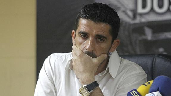 Víctor Fernández se despide como entrenador del Efesé, esta mañana en la sala de prensa del Estadio Cartagonova.