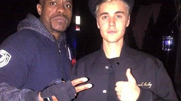 Justin Bieber con el portero del club Cobra.