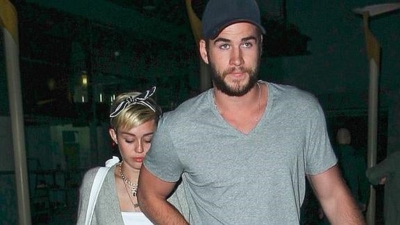 Miley Cyrus y Liam Hemsworth ya reciben la enhorabuena de sus amigos