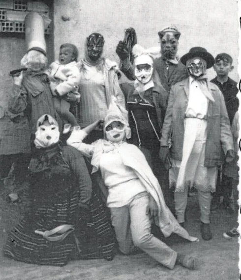 Retrato de enmascarados, en los carnavales de hace medio siglo.