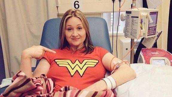 Facebook le censura la inocente foto de su pezón