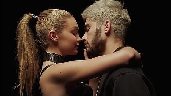 Zayn Malik y Gigi Hadid en el videoclip de 'Pillowtallk'