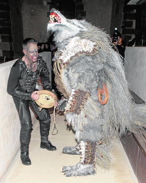 El personaje de la Mussona, anoche, en Águilas. 