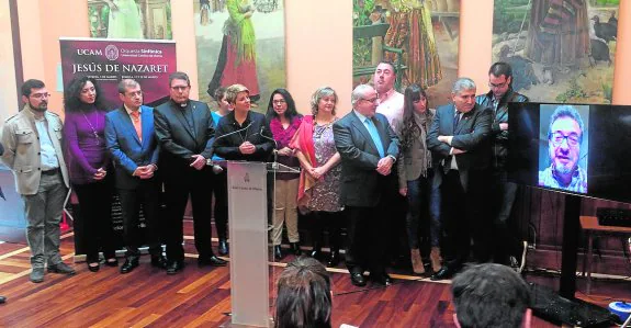 Los participantes en la presentación de 'Jesús de Nazaret', atentos al vídeo enviado por Roque Baños.
