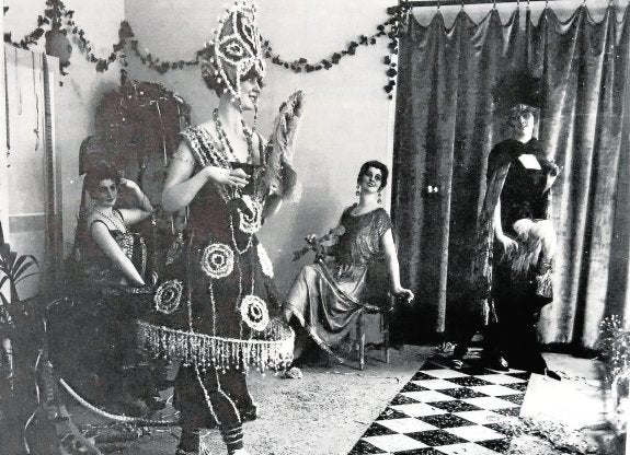 Mujeres en el salón de baile del Teatro Principal de Cartagena, en el Carnaval de 1925.

