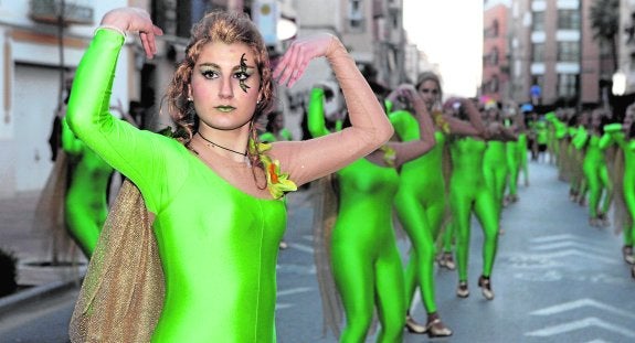 La comparsa del colegio Andrés García Soler volvió a destacar por la espectacularidad de los trajes que lucieron sus alumnos y las coreografías.