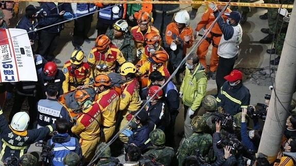 Personal de emergencias rescatando víctimas tras el terremoto de Taiwán. 