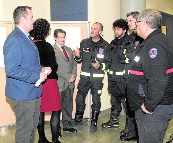 Bomberos charlan, ayer, con el edil de Seguridad, la consejera de Presidencia y el alcalde. 