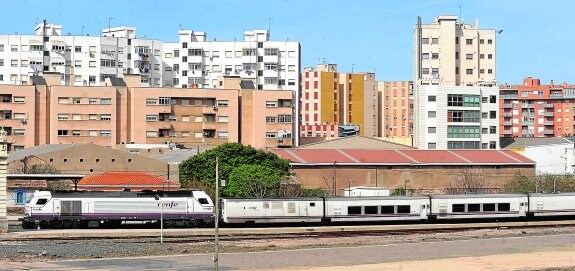 Uno de los trenes Altaria, que cubre la línea entre Cartagena y Madrid, cerca de la estación de ferrocarril en una imagen de archivo. 