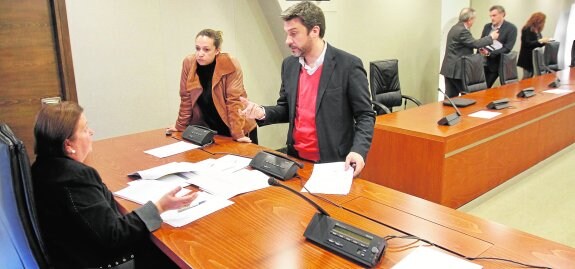 Los socialista Isabel Casalduero y Joaquín López consultan a la secretaria general al término de la Junta de Portavoces. 