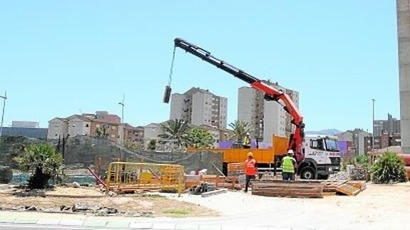 Obras de instalación del sistema de impulsión bajo la glorieta de Severo Ochoa, durante su fase más visible, el año pasado.