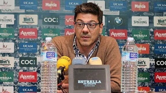 Fotis Katsikaris en rueda de prensa. 