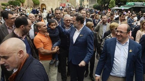 Rajoy saluda a uno de los viandantes que se le acercó en la plaza Santo Domingo de Murcia.