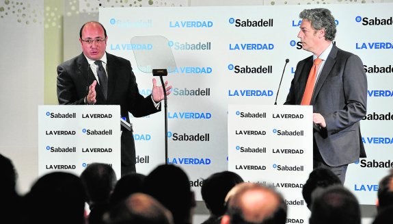 Pedro Antonio Sánchez y Alberto Aguirre, director de 'La Verdad', durante el evento. 