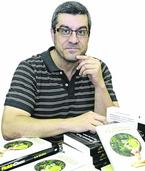 Rubén Castillo presenta su primer poemario