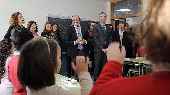 Pedro Antonio Sánchez y José Ballesta en la inauguración del colegio. 