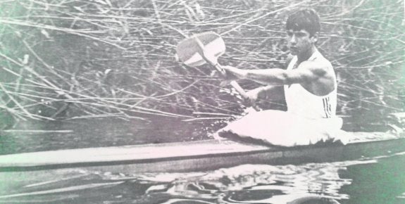 Manuel Rincón, en piragua por el río Segura, hace 35 años.