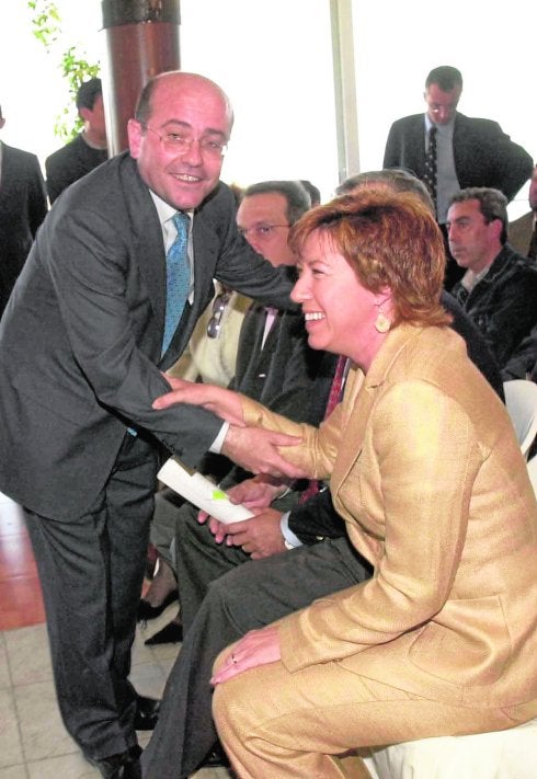 José Antonio Alonso, en un gesto cariñoso hacia Pilar Barreiro, en un acto en 2003.