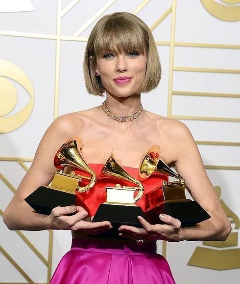 Taylor Swift posando con sus tres premios Grammy de 2016. 