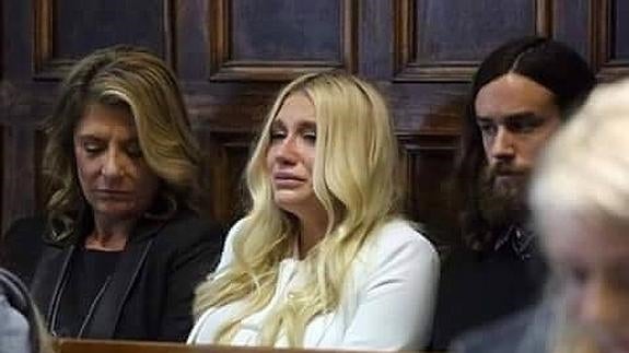 Kesha llora tras la resolución del juicio.