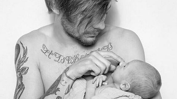 Louis Tomlinson con su hijo en los brazos.