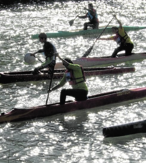 Una de las regatas celebradas ayer en aguas del Segura.