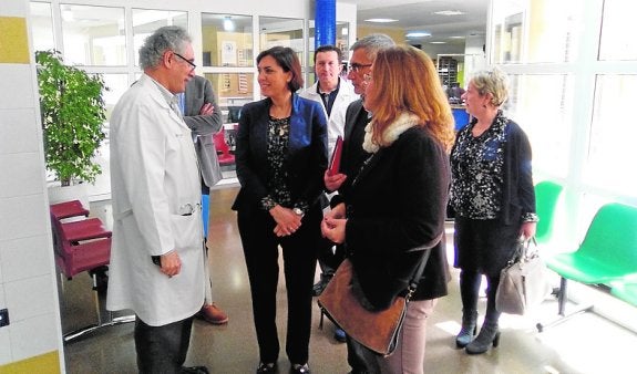 Guillén, junto a la alcaldesa de San Pedro y el director del área.