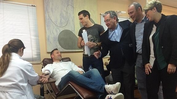 El entrenador del Real Murcia, José Manuel Aira, dona sangre este martes. 