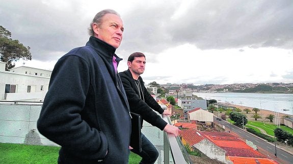 Bertín Osborne e Iker Casillas, en la terraza del piso del portero en Oporto. Arriba, el beso del Mundial. :: rtve y mediaset
