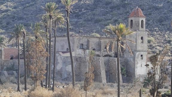 Monasterio de san Gines de la Jara con las ermitas del monte Míralo al fondo.