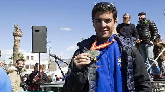 Miguel Ángel López posa con la medalla conseguida en Motril. 