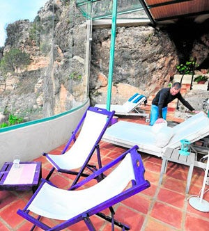 Andrés coloca una tumbona en el solarium de su local.