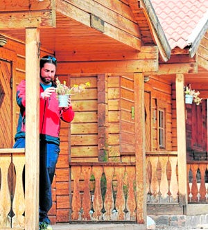 El educador ambiental Javier Ramírez coloca una planta.