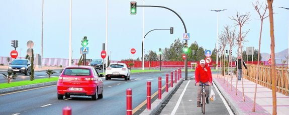 Aspecto que presentaba a media tarde de ayer el vial abierto al tráfico -y a ciclistas y a peatones- entre las dos pedanías.