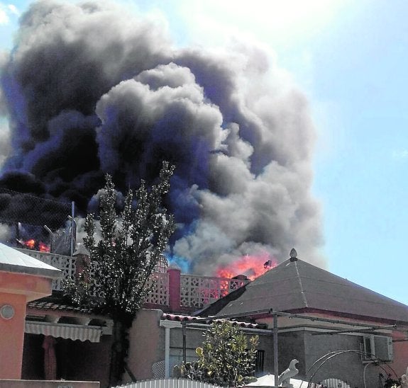 Una bola de fuego, ayer, en la terraza de la vivienda.